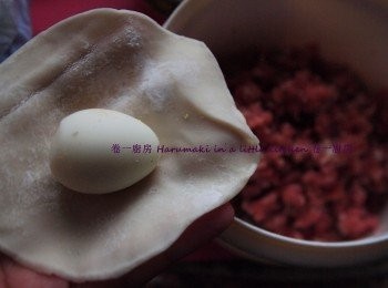 step1: 碎豬肉用少鹽少胡椒粉少糖醃30分鐘; 鵪鶉蛋用水煮8分鐘, 放涼後剝殼