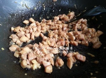 step8: 再加入雞肉 , 贊少許酒炒至雞肉轉色及熟透