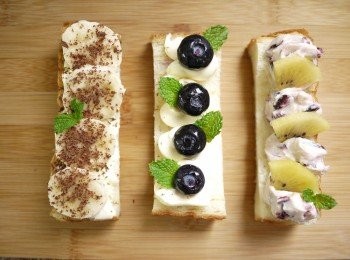 step9: (左)香蕉巧克力：吐司塗上奶油起司,放上香蕉片,灑上巧克力碎片即可 
(中)藍莓起司：將奶油起司擠在吐司上再擺上藍莓、薄荷葉即可 
(右)蔓越莓乳酪：將蔓越莓乳酪醬擠在吐司上放上奇異果片裝飾即可