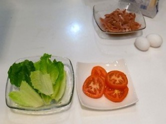 step2: 牛番茄洗淨切片、萵苣洗淨備料。