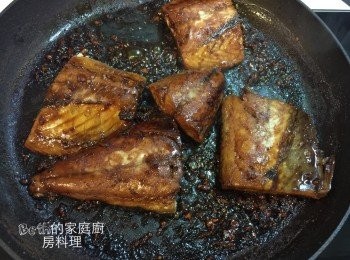 step6: 翻面讓魚皮也吸收醬汁，醬汁燒乾時即可起鍋