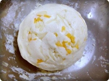 step5: 加入起士絲~~~揉成麵團^^ 然後蓋上保鮮膜靜至30分鐘!!