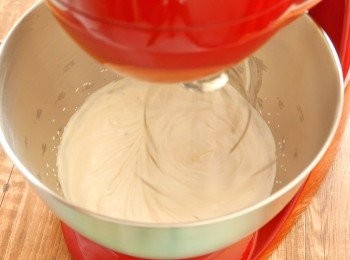step4: 把士多啤梨果醬和淡忌廉一併放到大碗中，以打蛋器打發至不滴落狀態。