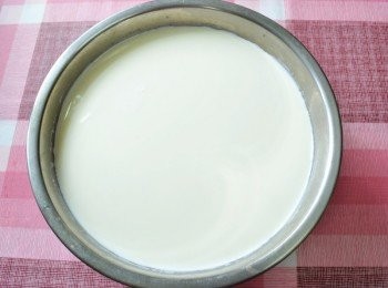 step5: 將剩餘的2/3鮮奶與鮮奶油倒入攪拌均勻。(如果要做原味奶酪步驟到這裡裝杯就完成了)