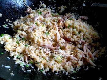 step8: 最後加入雞脾肉 , 胡椒粉及餘下蔥粒拌勻炒數分鐘即可