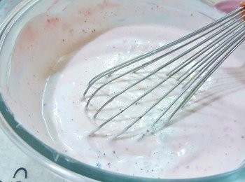 step6: 再將鮮奶倒入攪拌好的鮮奶油裡拌勻。