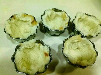 step2: 將吐司放入布丁模內輕壓略依布丁模的型狀整型
要小心吐司不能壓破