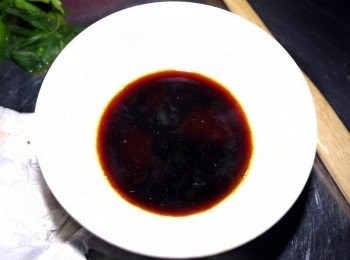 step3: 起鍋下少許的豬油先炒蛋與蒜末，