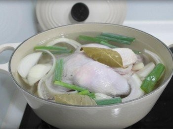 step1: 將全雞清洗乾淨擦乾放入鍋中!!! (雞的部分我把脖子.頭.內臟都去掉喔!!!) 接著放入蔥綠.半顆洋蔥.蒜頭.月桂葉~~倒入淹過雞的水量!!