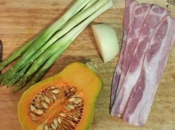 step1: 準備材料，南瓜去籽去皮洗淨備用；蘆筍用手從靠近根部的地方折去較老的部份（折不斷的部份是偏老）。