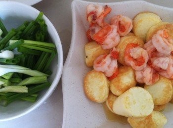 step1: 預備<span class="group_1">食材</span>，將玉子豆腐切粒然後下鍋油炸至金黃色，然後盛起，將處理好的鮮蝦也下鍋油炸20秒左右盛起待用。