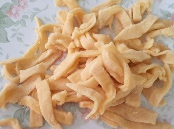 step2: 將麵糰擀成薄片，然後切成像尾指般長的條狀，愈幼愈好