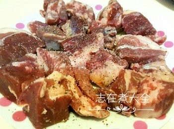 step2: 牛柳粒加鹽及黑椒醃半小時