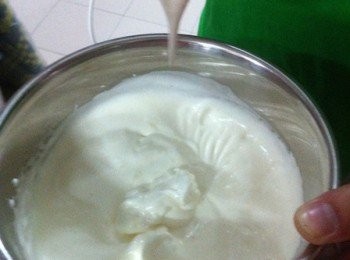step2: 將蛋和白砂糖加入大碗中，用電動打蛋器打發至如圖一樣，蛋糊斷裂掉下不會這麼快下沉即可。