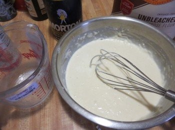 step5: 將步驟2和3的<span class="group_1">食材</span>拌匀。Pour the buttermilk mixture into the dry ingredients and whisk until just mixed.