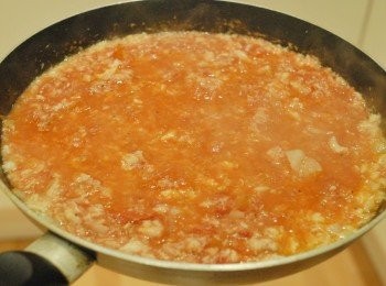 step3: 然後下蕃茄粒，下鹽及黑胡椒粉調味