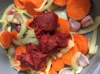 step4: 軟身後加入茄膏火炒匀