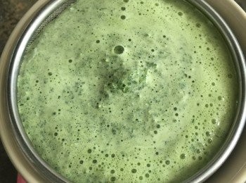 step3: 然後逐少過篩用匙壓出班蘭汁，隔去班蘭葉的殘渣