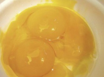 step12: - 雞蛋分開雞黃和蛋清