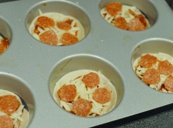 step5: 再灑上芝士碎及放上小小的沙樂美腸