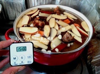 step5: 加入適量水用先煲15分鐘至滾起 , 期間將貢梨去皮去芯切件