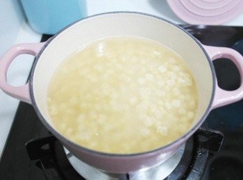 step3: 在鍋中倒入白米,玉米粒,水,醬油及一小搓鹽大致攪拌一下。蓋上鍋蓋以中火煮至滾後轉小火炊煮10分鐘後熄火悶約10分鐘即完成。