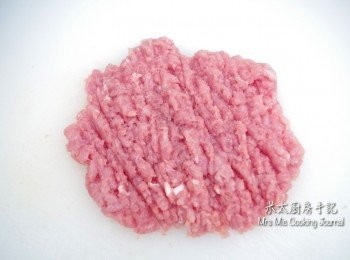 step3: 把豬柳剁爛。