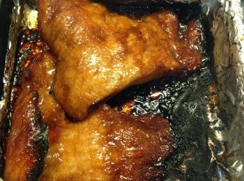 step2: 焗爐用200度預熱10分鐘，用220度焗15分鐘後，掃上蜜糖再焗3分鐘，之後返轉另一面焗15分鐘後又掃蜜糖焗3分鐘便可