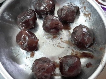 將紅豆蓉分成十份，搓圓備用