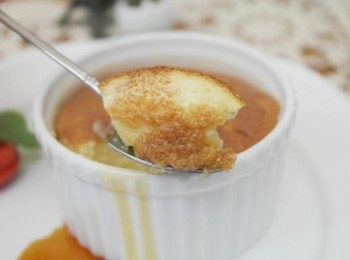 step18: 毫不猶豫的挖一口來吃!!!天呀~~這口感好輕飄飄呀!!卡士達內餡好軟嫩~~有著新鮮的蛋香氣還有光泉鮮乳濃醇的奶香味呢^^