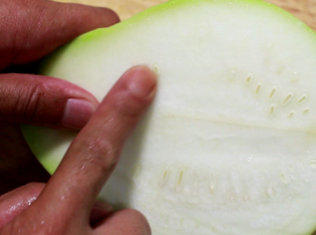 step1: 瓠瓜選表皮光滑細嫩、絨毛均勻、飽滿為佳。
翠綠的蒂梗代表剛採收，若已存放一段時間，則會變乾、萎縮。

以中大型的瓠瓜來說, 半顆左右就已經400克了。
切開後檢查瓠瓜會不會太老, 太老的話, 就需把瓜囊切去。