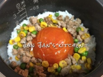 step3: 飯煮好，將配料放入保溫，吃前弄碎蕃茄撈勻食得。
