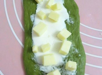 step6: 先搽上cream cheese,再放上切粒芝士