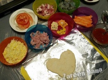 step2: 麵糰製作時，準備好其他配料。蝦洗淨，火煺切絲，蕃茄，洋蔥切圈。