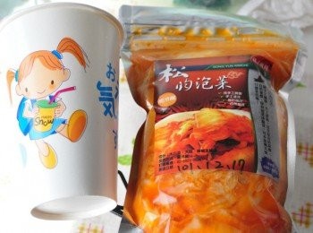 step2: 另外準備一杯無糖豆漿及適量泡菜