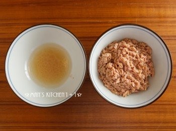 step3: 將愛之味珍寶三明治鮪魚的鮪魚與湯汁分開備用。