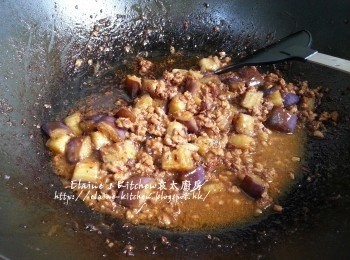 step8: 1小時後將茄子加入肉燥內拌勻 , 再蓋上蓋繼續用慢火煮15分鐘