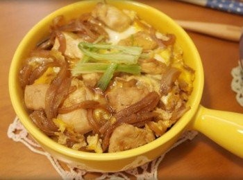 step5: 煮好的雞肉鋪在白飯上就完成囉~~ 上頭撒上一些蔥綠看起來更美味^^b