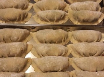 step4: 將餡料放入餃子皮包好。