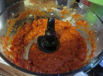 step2: 把马来煎用干的平低锅煎香（也可以用烤炉烤香）。阿叁糕加 1/4杯水，揉挤成asam 水，去籽.
把处理好的辣椒干，新鲜辣椒，小辣椒，大小洋葱，姜，南姜，蒜头，烤香的马来煎，再加1/4杯的水，全部打烂成糊状。