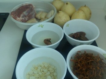 step1: 乾蟲草花先浸泡20分鐘, 雪梨用鹽水浸洗. 南北杏浸一陣, <a href="https://bit.ly/3ANJVUp" target="_blank" data-keyword="豬展" class="guide-link"><strong>豬展</strong></a> <span style="display:inline-block;vertical-align:middle;margin-top:-3px;color:initial;border-radius:3px;padding:2px 3px;font-size:12px;line-height:14px;background:#87d300;color:#fff;">即買</span> 汆水, 海底椰去皮, 椰肉切一片片, 果皮去白色囊. 蜜棗沖洗乾淨。