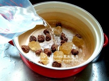 step4: 煲內放入話梅及冰糖 , 加入3000ml水