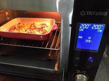 step9: 將蒸烤箱預熱200度, 將披薩放進烤箱肉, 使用【烘烤】模式, 溫度上下管皆設定200度, 約烤12-15分鐘