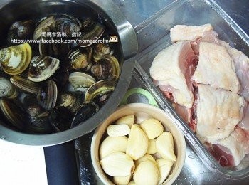 step1: 蛤蜊吐沙清洗乾淨、雞腿切小塊、蒜頭去外皮(不切保留顆粒狀)