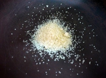 step4: 另起平底鍋炒糖(小火)慢慢炒約30秒