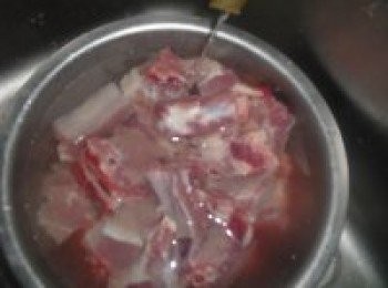 step1: 排骨放入盆中，用流動的水沖洗乾淨。