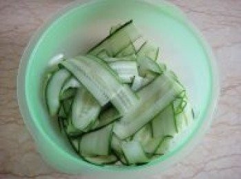 step3: 加入盆中加上2克鹽醃製一會變軟