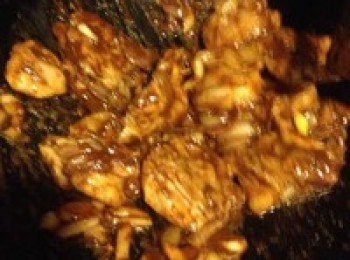 step6: 咖哩醬炒香後，把雞肉放進去一起拌勻，炒一下。