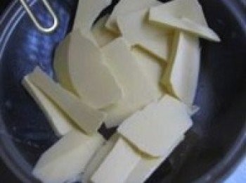 step1: 黃油切成薄片在室溫下軟化