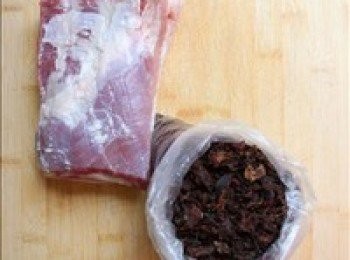 step1: 準備<span class="group_1">食材</span>，五花肉700克，梅菜150克